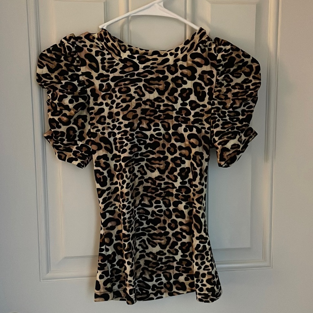 Francesca Cheetah flowy shoulder shirt